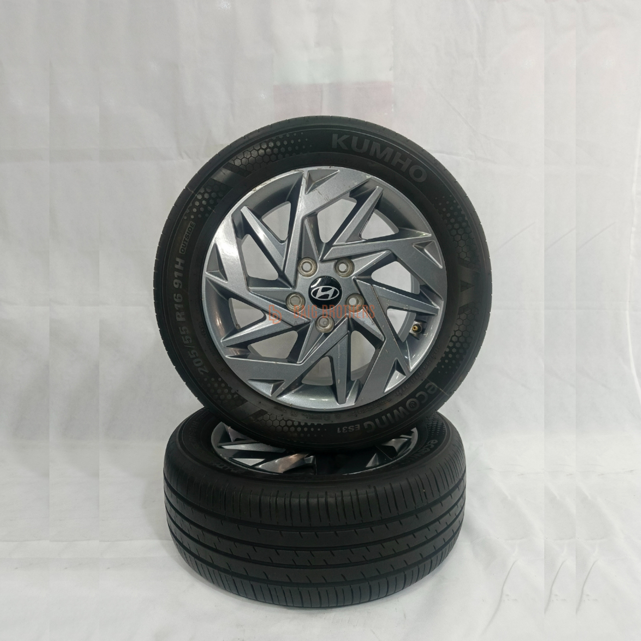 Picture of Hyundai Elantra Hybrid 2025-2026 Tyre And Alloy